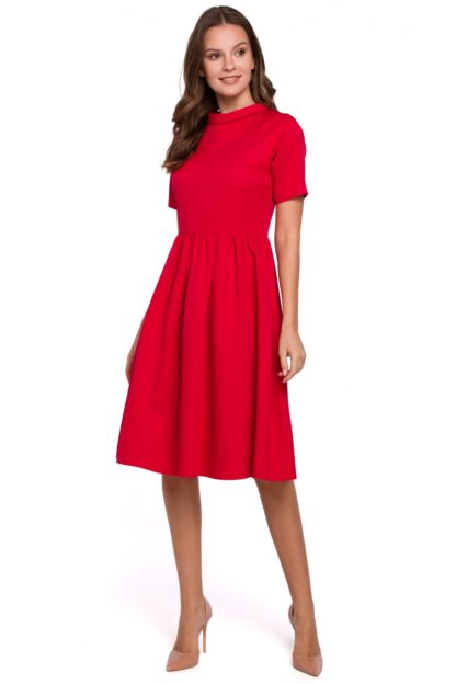 Rozkloszowana sukienka na stójce czerwona