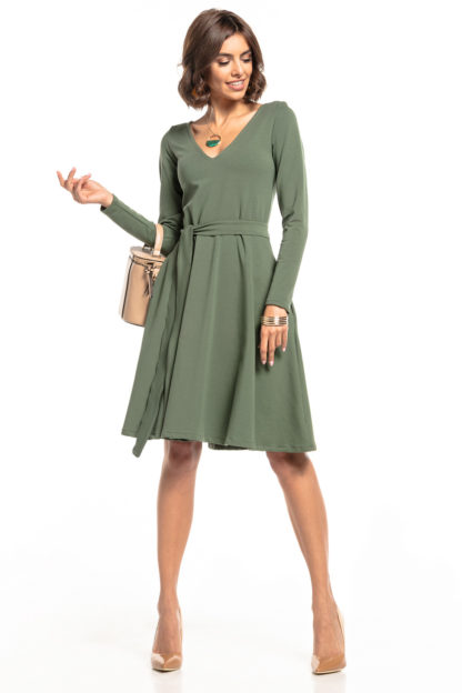 Rozkloszowana sukienka biznesowa z wiązaniem zielona
