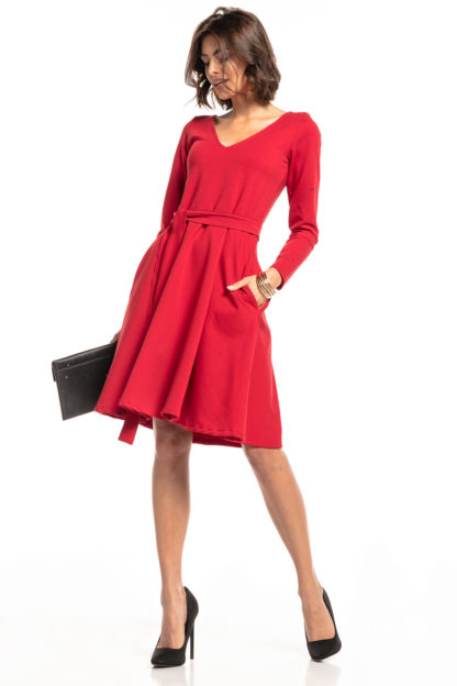 Rozkloszowana sukienka biznesowa z wiązaniem czerwona