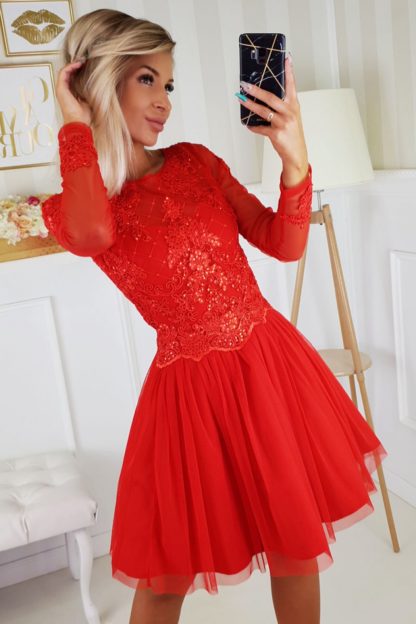 Rozkloszowana sukienka z tiulem i długimi rękawami czerwona