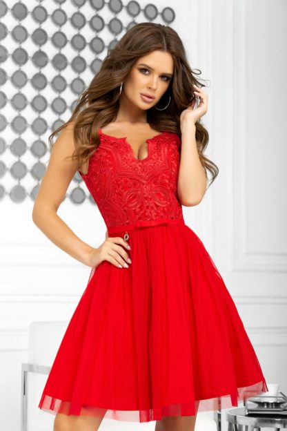Koktajlowa sukienka z koronką i haftem czerwona
