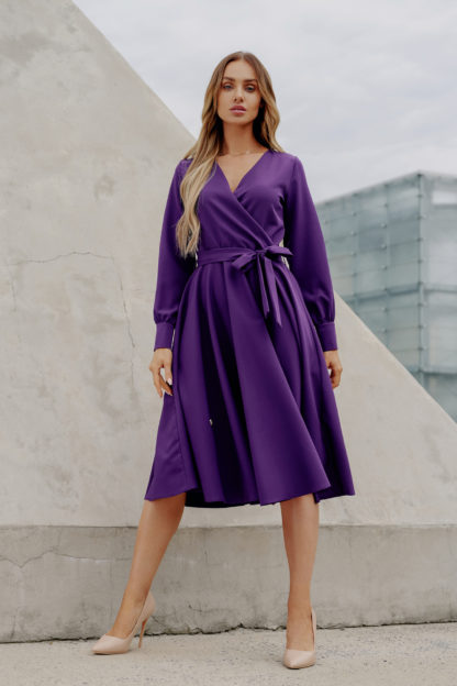 Kopertowa sukienka midi fioletowa