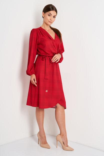 Elegancka sukienka z wiązaniem w kratę czerwona