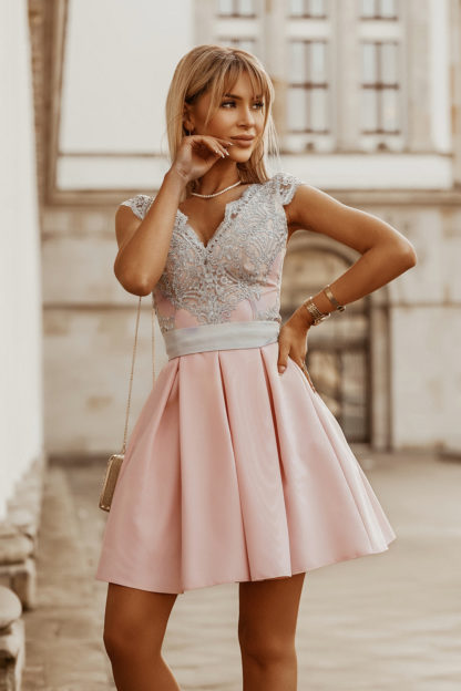 Koktajlowa sukienka z koronkową górą i szarfą różowa